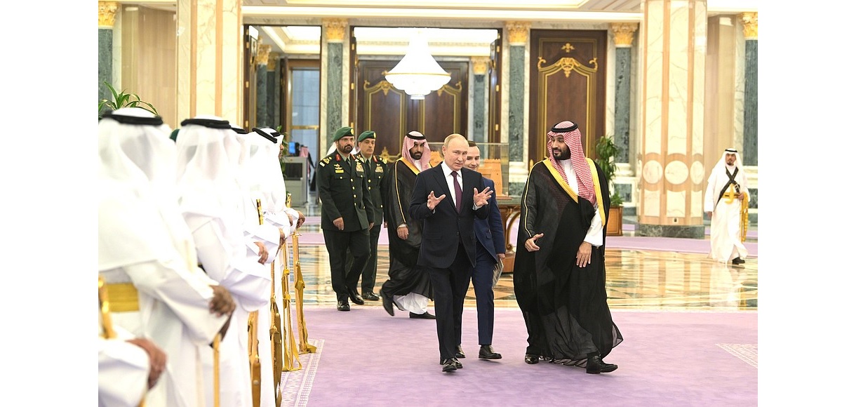 Vladimir Putin and Crown Prince Mohammed bin Salman in the Saudi King’s al-Yamamah Palace.